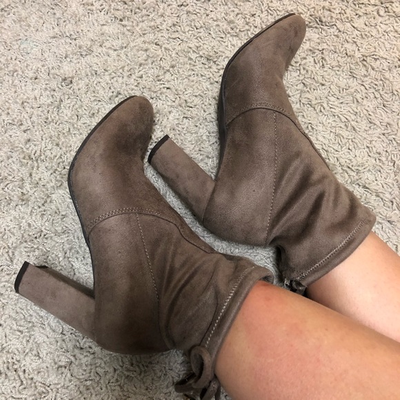 New Direction Booties Size 6 - Picture 2 of 6